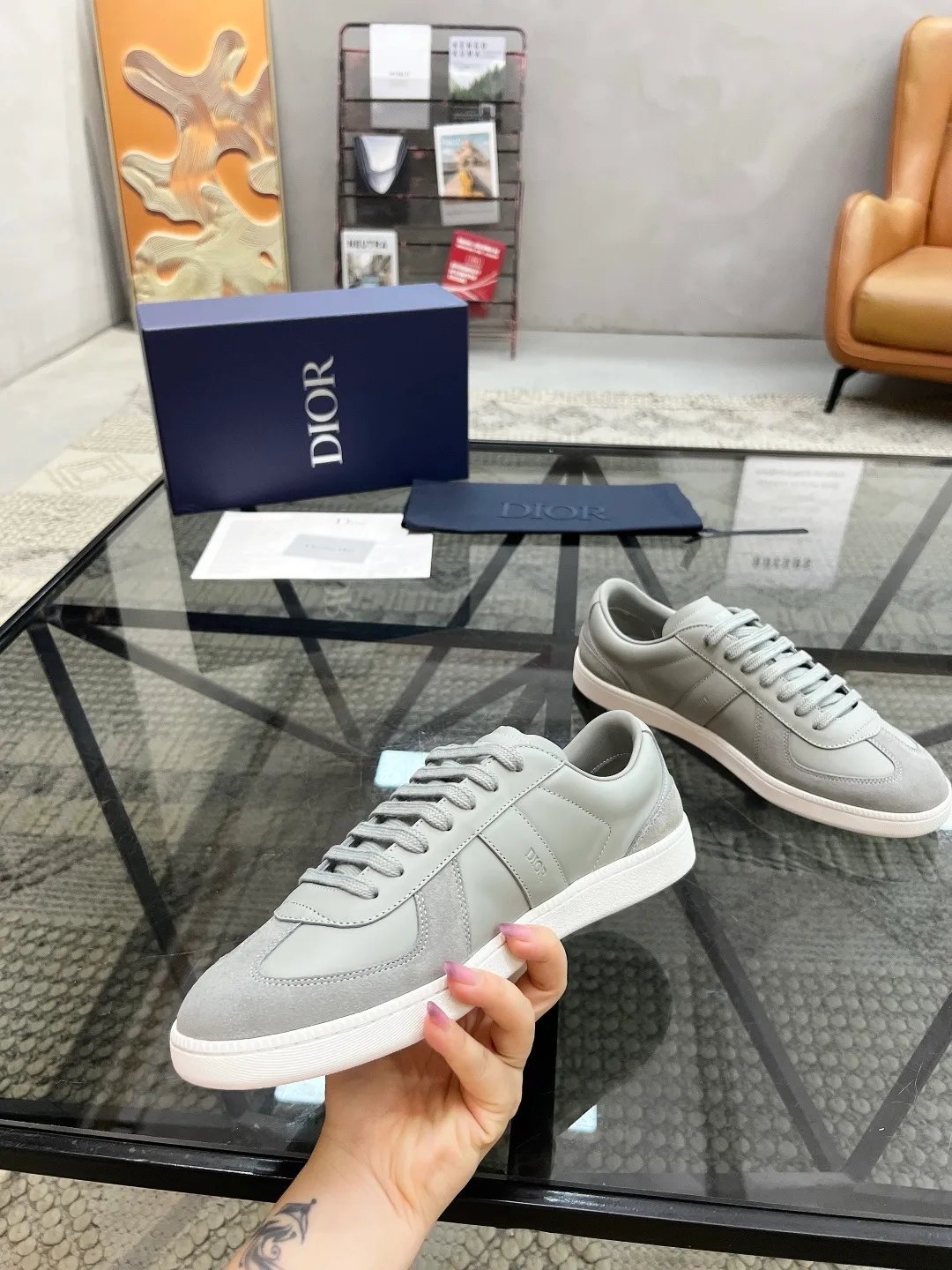 Factory price: 400💰🔍Top purchasing agent🇮🇹 Dior's super popular sneakers are available at the new counter simultaneously. The uppers are made from Italian original imported cowhide with cloth fabrics. The logo graphics are perfectly reproduced with complex craftsmanship that is necessary for fashionistas. Imported soft water-dyed cow lining and cowhide feet Sole: The original sole is specially provided by the original factory, the exclusive movable molded sole is super comfortable, the original factory follows the order, 🔍🔍high quality, you can enter and exit the counter at will, welcome to compare, the code number is 39-44 (order 38 45)